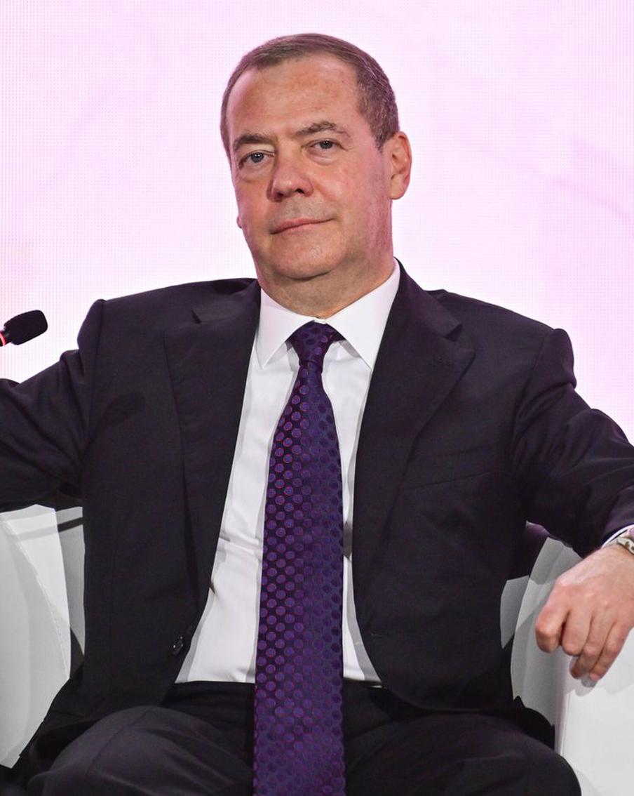 В России предложили зеркальный ответ новой схеме финансирования Украины. Заместитель председателя Совбеза России Дмитрий Медведев выступил с предложением о введении новых сборов на экспорт для Евросоюза для поддержки российского ВПК