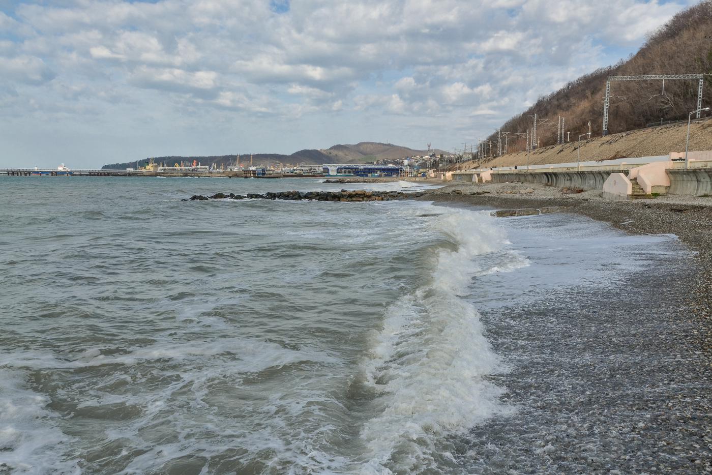 Около тысячи кубометров нефтепродуктов убрали у побережья Туапсе