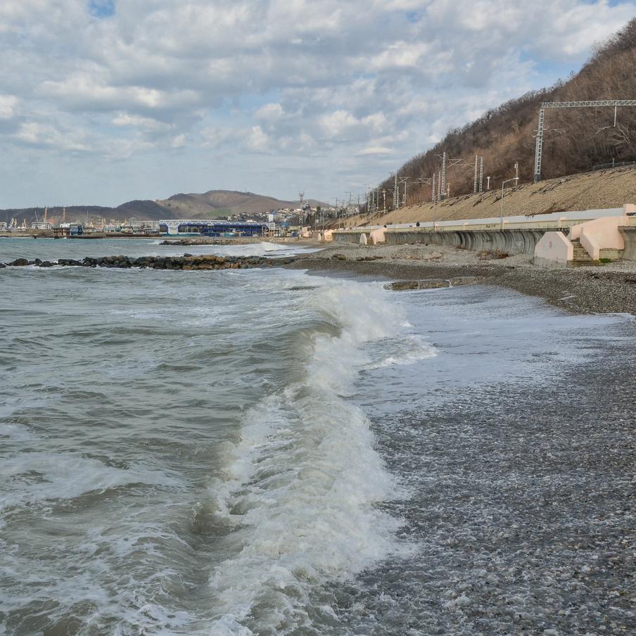 Около тысячи кубометров нефтепродуктов убрали у побережья Туапсе. В ходе работ по уборке попавших в реку и на побережье Туапсе нефтепродуктов было убрано около 988 кубометров загрязняющих веществ