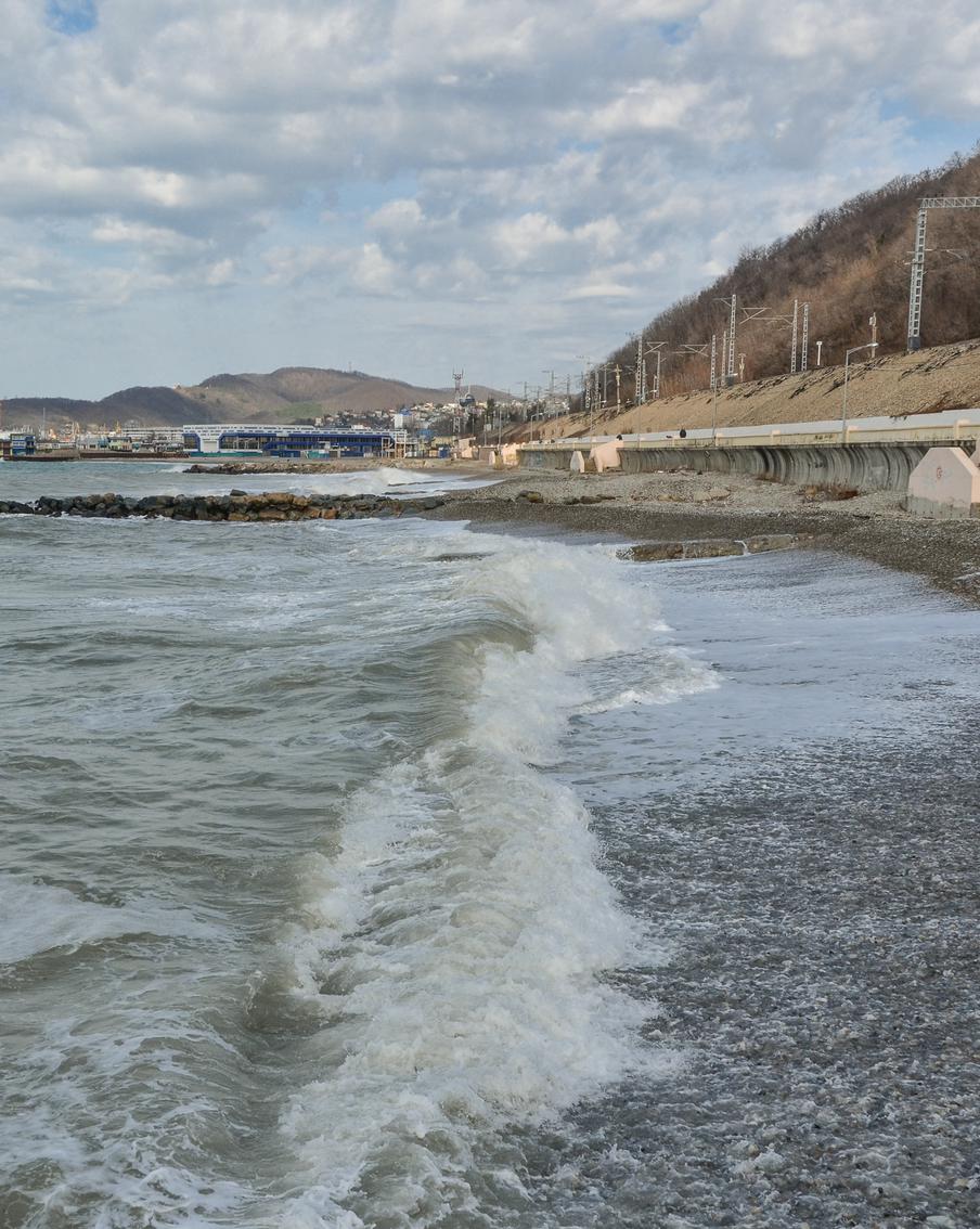 Около тысячи кубометров нефтепродуктов убрали у побережья Туапсе. В ходе работ по уборке попавших в реку и на побережье Туапсе нефтепродуктов было убрано около 988 кубометров загрязняющих веществ