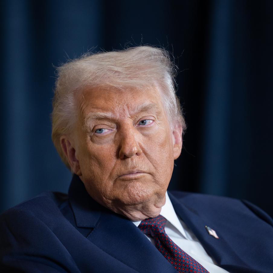 В Вашингтоне предотвращена новая попытка покушения на Дональда Трампа. Американские спецслужбы смогли задержать вооружённого дробовиком стрелка, который пытался попасть на одно их публичных мероприятий в Вашингтоне во время выступления Дональда Трампа