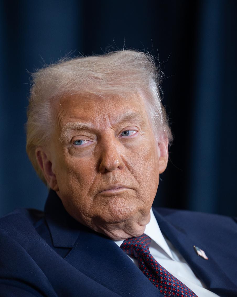 В Вашингтоне предотвращена новая попытка покушения на Дональда Трампа. Американские спецслужбы смогли задержать вооружённого дробовиком стрелка, который пытался попасть на одно их публичных мероприятий в Вашингтоне во время выступления Дональда Трампа