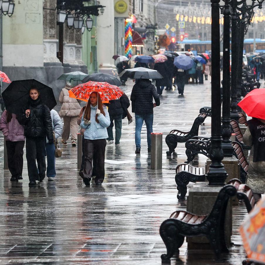 Москвичей предупредили о ливнях и мокром снеге вечером воскресенья. По прогнозам специалистов вечером воскресенья в Москве ожидается ливень, переходящий в мокрый снег. Кроме того, температура воздуха на улицах города упадёт до 2 градусов