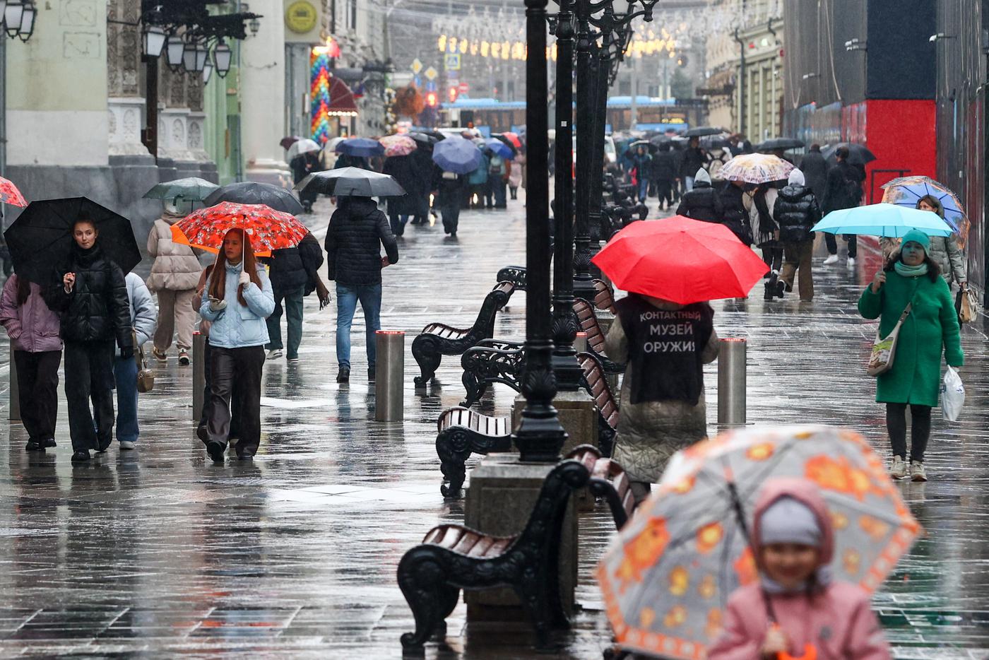 Москвичей предупредили о ливнях и мокром снеге вечером воскресенья