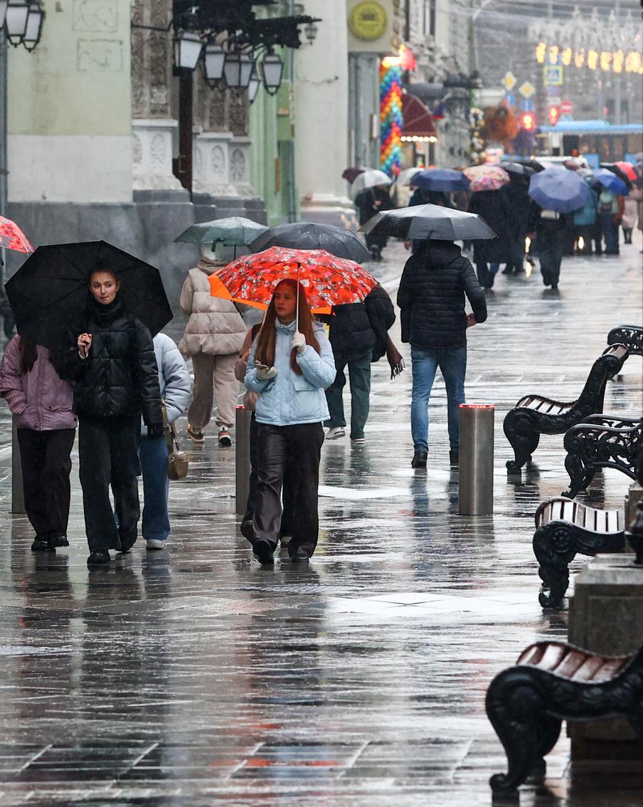Москвичей предупредили о ливнях и мокром снеге вечером воскресенья. По прогнозам специалистов вечером воскресенья в Москве ожидается ливень, переходящий в мокрый снег. Кроме того, температура воздуха на улицах города упадёт до 2 градусов