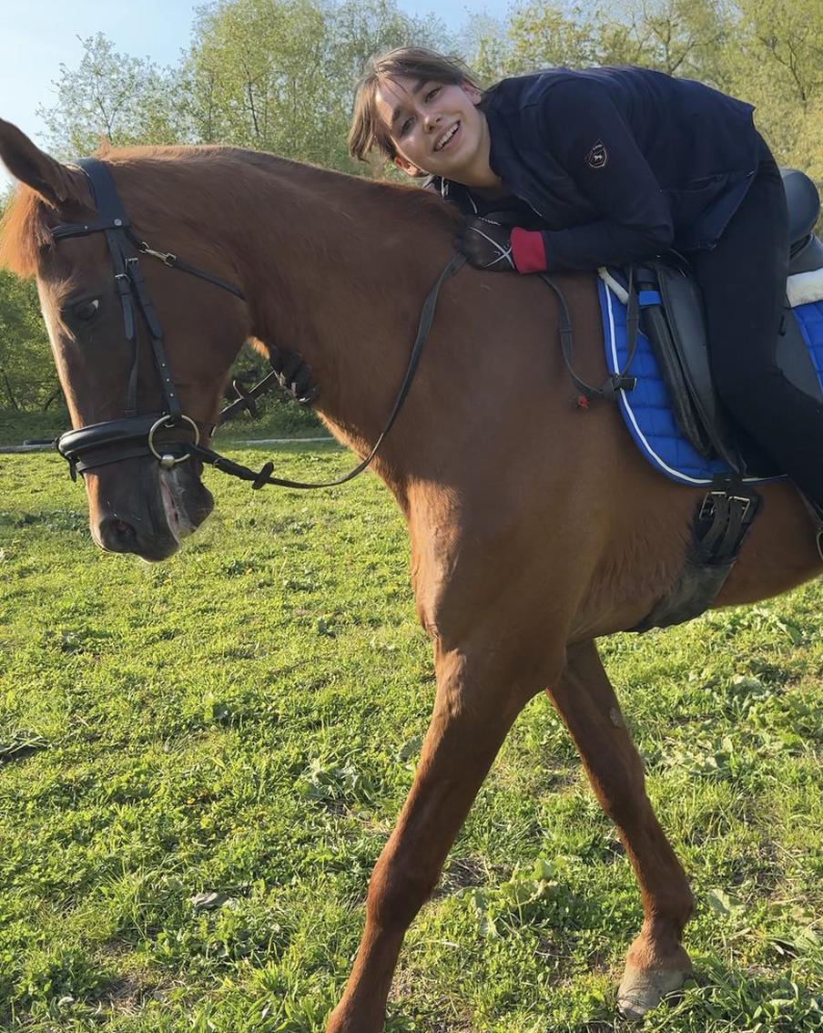 По словам девушки, будь у неё в сутках ещё несколько часов, она бы больше занималась конным спортом, чтобы проводить время со своим любимым конём.