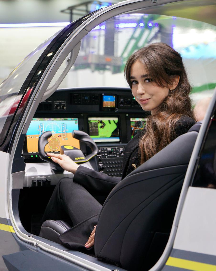 Сейчас Екатерина активно осваивает вертолёт, чтобы получить лицензию. 