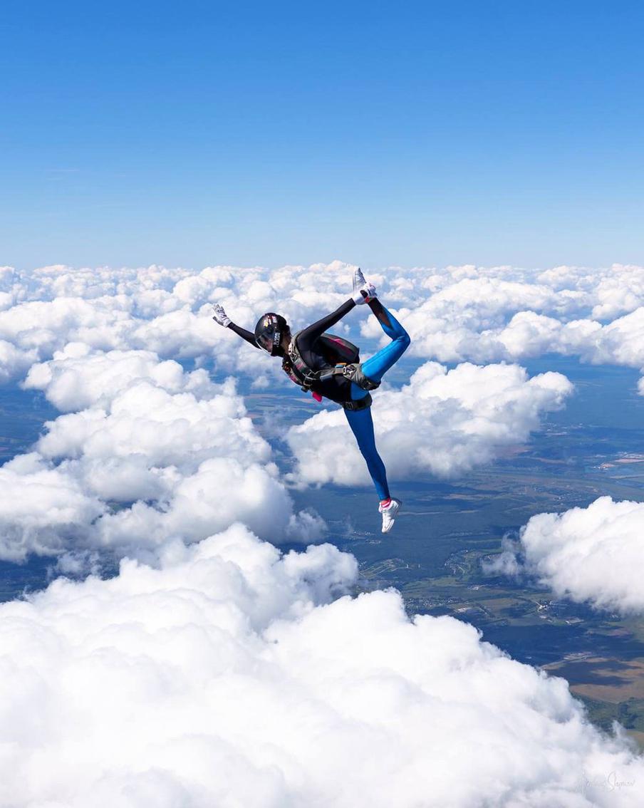 На счету у 21-летней девушки около 1000 самостоятельных прыжков с парашютом.