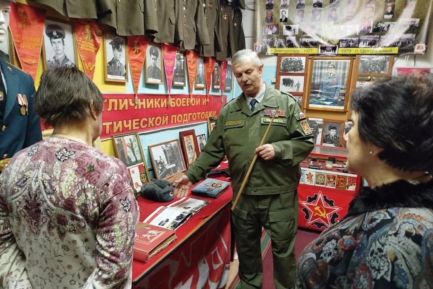 Игорь Комолов работает в Музее военной формы, который создал сам в Подмосковье, и продолжает рассказывать о трагедии в Чернобыле. 