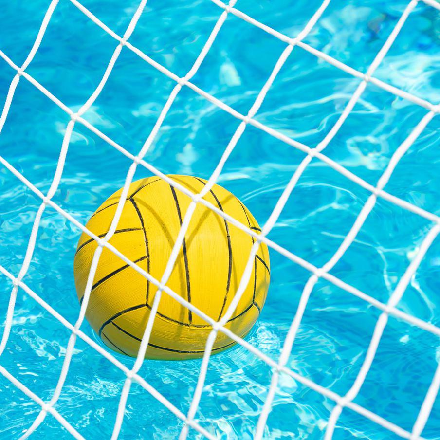 Ватерполистки России выиграли Кубок мира благодаря броску на последней секунде. Женская сборная России по водному поло победила команду Китая со счётом 18:17 в заключительном матче Кубка мира в дивизионе B. Решающим моментом стала результативная атака, проведённая в последние секунды игры