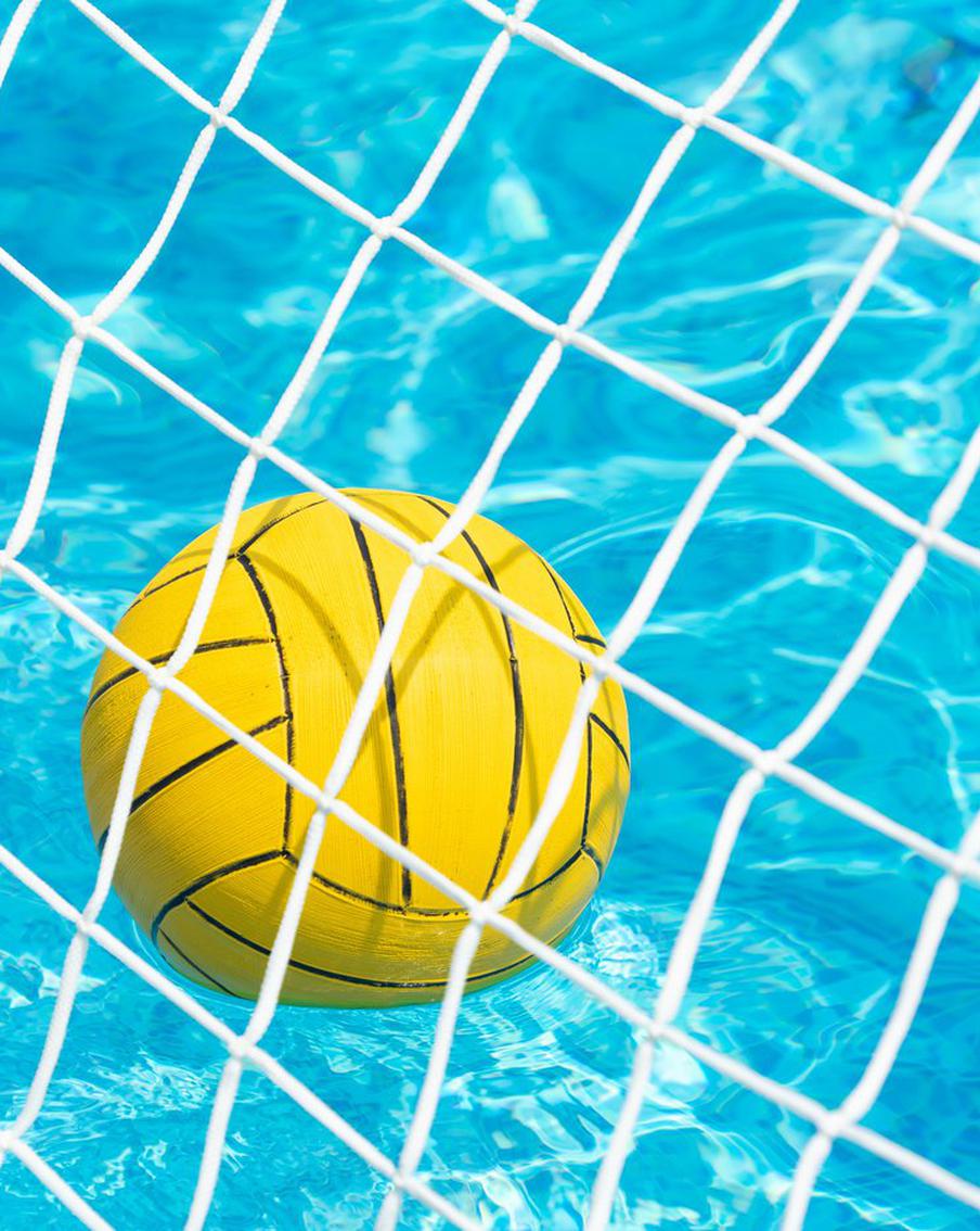 Ватерполистки России выиграли Кубок мира благодаря броску на последней секунде. Женская сборная России по водному поло победила команду Китая со счётом 18:17 в заключительном матче Кубка мира в дивизионе B. Решающим моментом стала результативная атака, проведённая в последние секунды игры