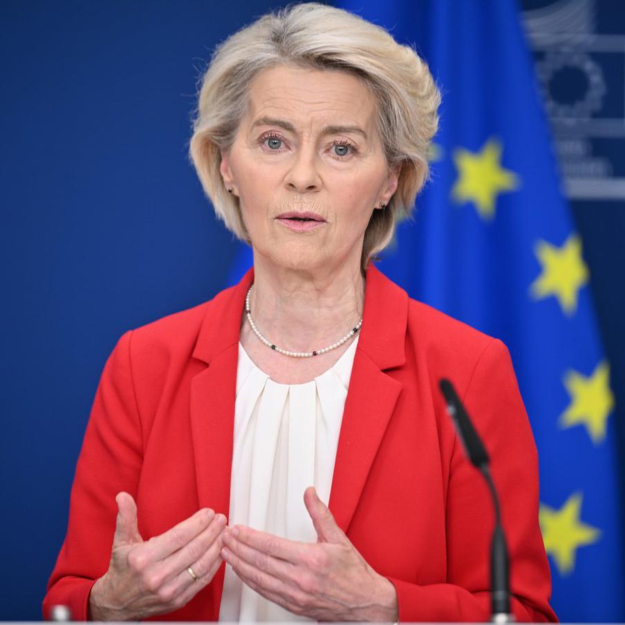 Politico: консерваторы ФРГ хотят выдвинуть ультиматум фон дер Ляйен по реформам. Консервативные фракции Христианско-демократического и Христианско-социального союзов планируют выдвинуть ультиматум главе Европейской комиссии Урсуле фон дер Ляйен с требованием смягчить европейские регуляторные стандарты