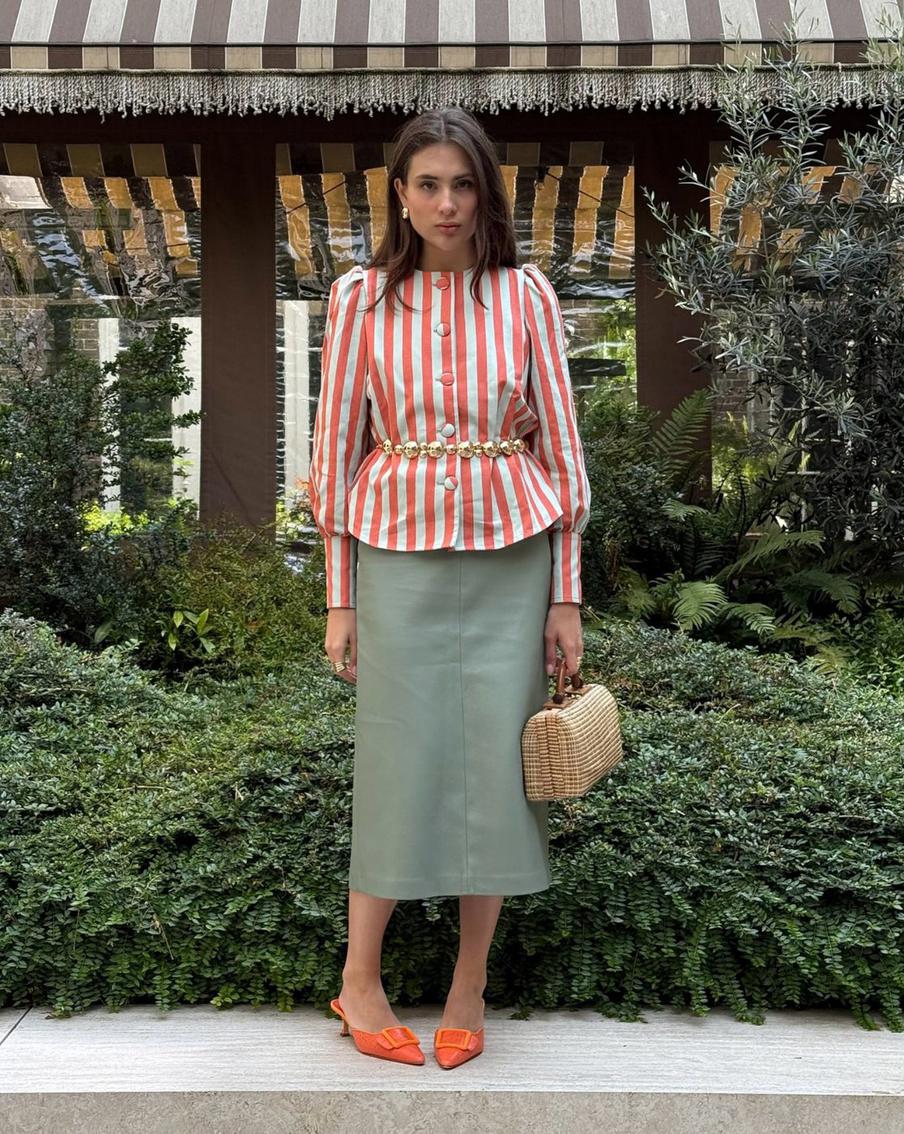 Вероятность встретить кого-то в такой же винтажной вещи, как у вас, стремится к нулю.