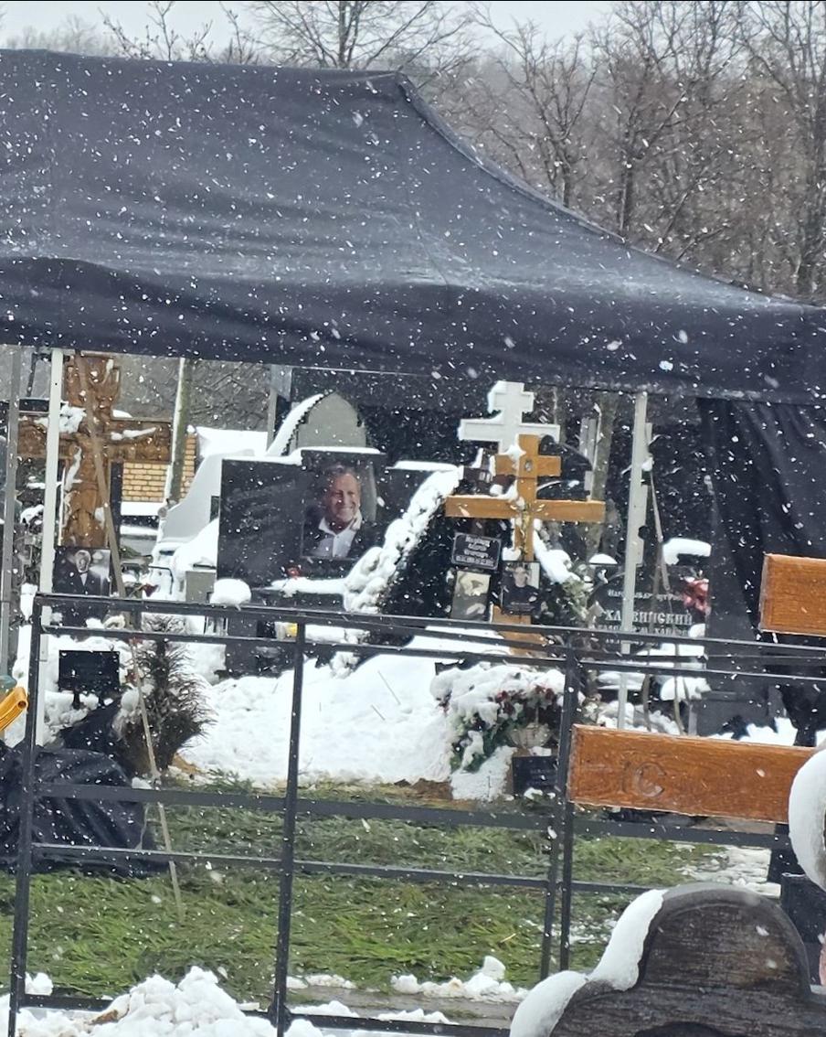 Похоронят рядом с Добрыниным и Шиловским: на Троекуровском кладбище подготовили могилу для Алексея Пиманова