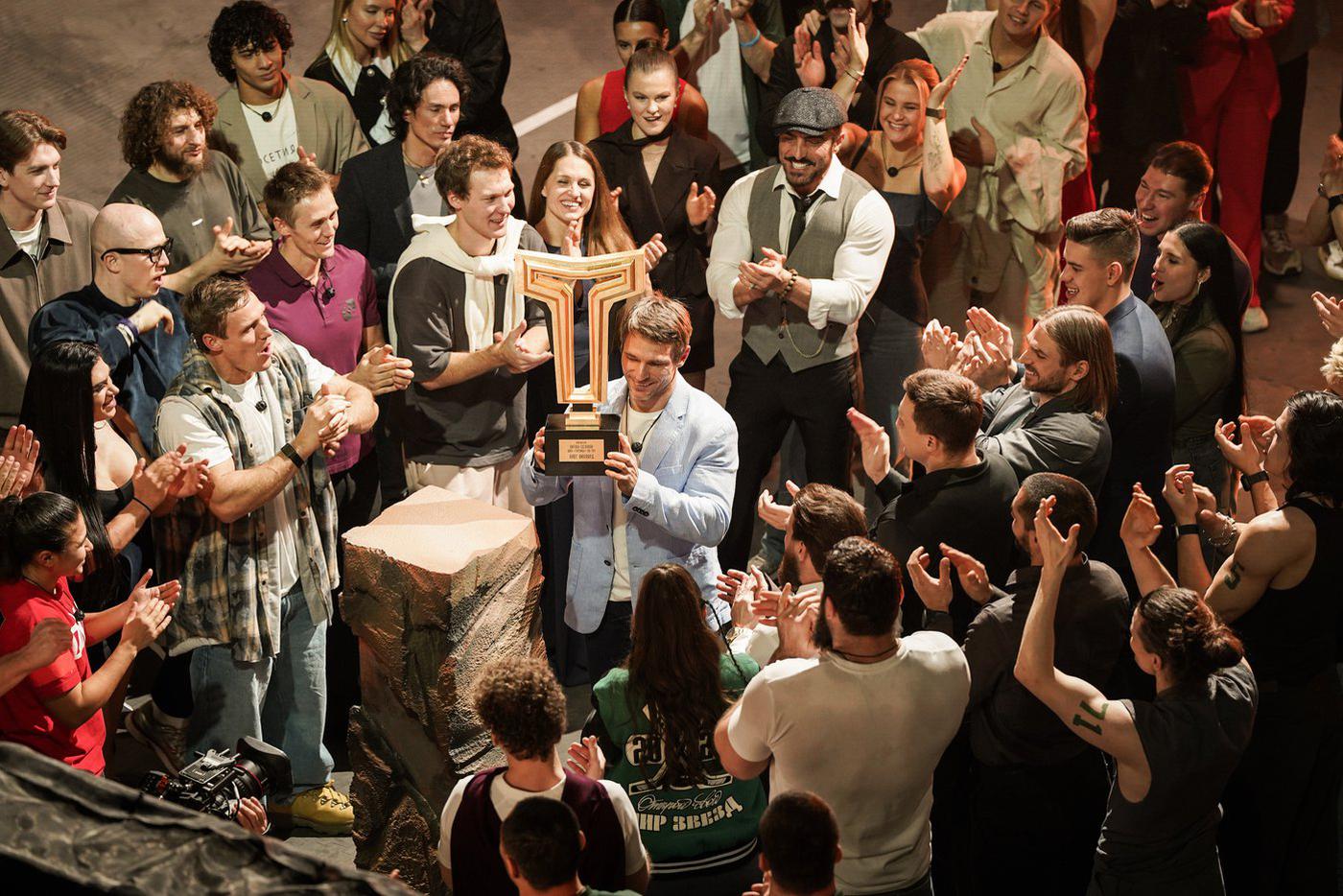 Олег Виллард с кубком победителя шоу "Титаны. Битва сезонов".