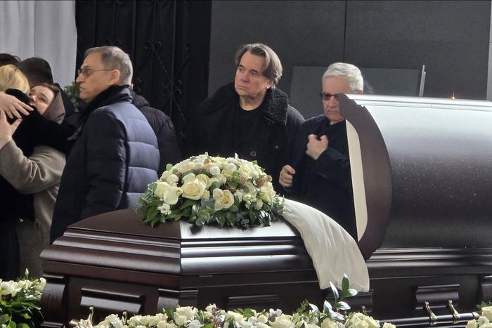 "Для меня ты никогда не уйдёшь": о чём говорят звёзды на прощании с Алексеем Пимановым