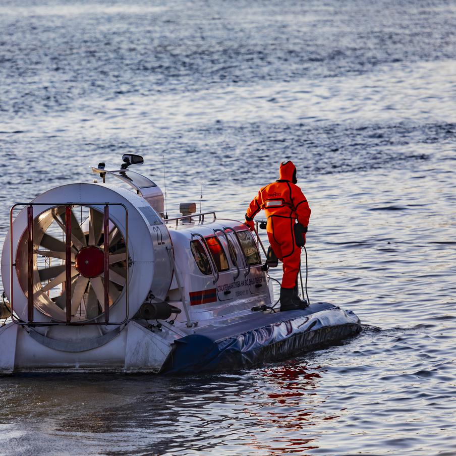 Топ-менеджер "Яндекса" погиб во время рыбалки в Волгоградской области. Сергей Лойтер, топ-менеджер "Яндекса", и Александр Назаров, застройщик из Волгограда, пропали во время рыбалки в Светлоярском районе Волгоградской области. Как сообщает РИА "Новости" со ссылкой на представителей силовых структур, Лойтер был обнаружен погибшим, а поиски Назарова продолжаются