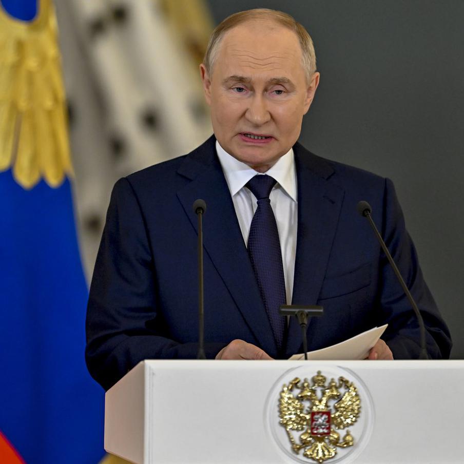 Путин заявил, что возникающие трудности временны, а Россия вечна. Российское законодательство, по мнению Владимира Путина на заседании Совета законодателей в Санкт-Петербурге, должно сохранять гибкость, современность и перспективную направленность, поскольку трудности носят временный характер, тогда как "Россия вечна"