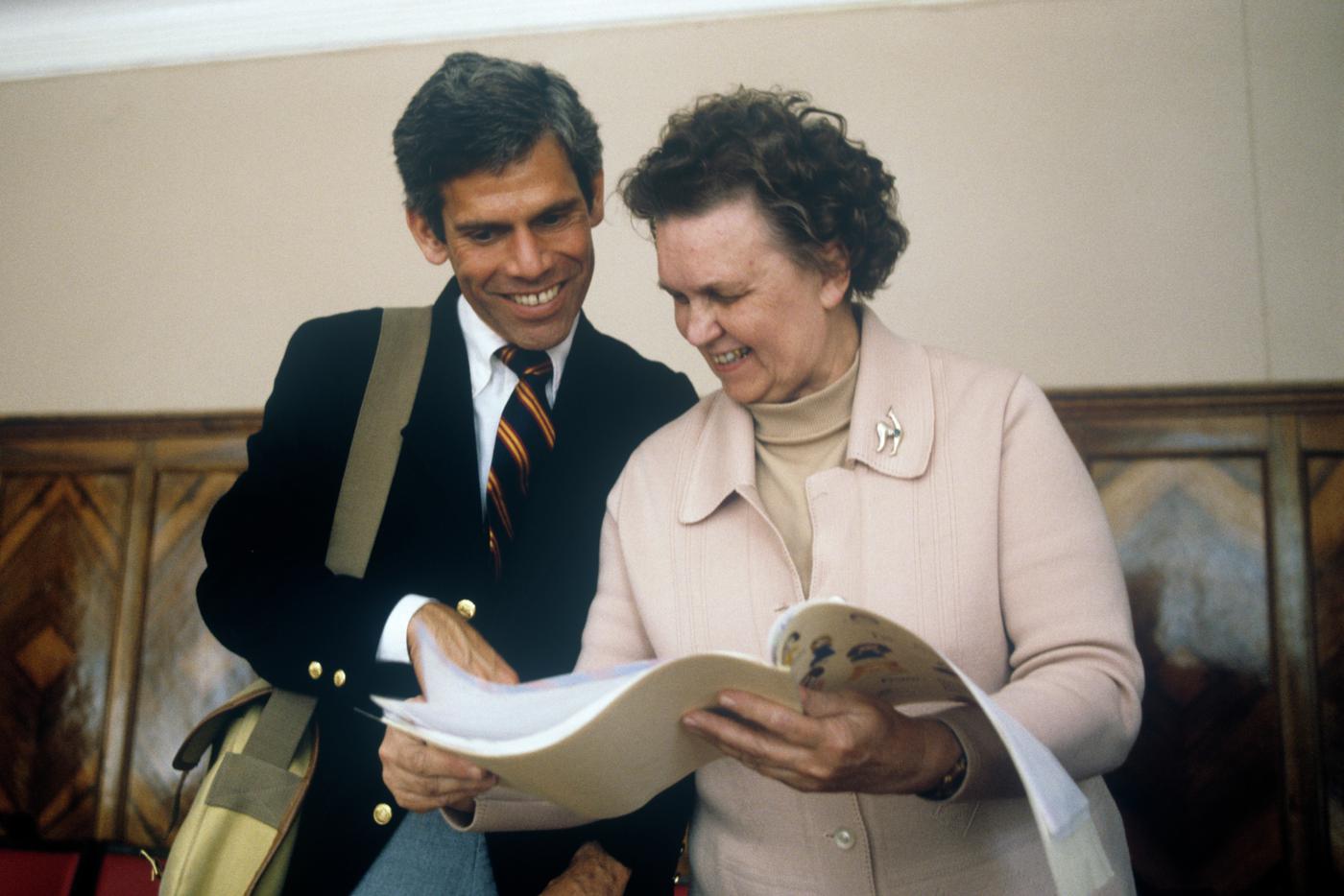 Американский врач, специалист по пересадке костного мозга и лечению лучевой болезни Роберт Гейл и советский врач-радиолог, эксперт Научного комитета по действию атомной радиации при ООН, заведующая отделением радиологии Московской клинической больницы № 6 Ангелина Гуськова рассматривают письма и рисунки школьников из Лос-Анджелеса в США, откликнувшихся на беду советских людей.