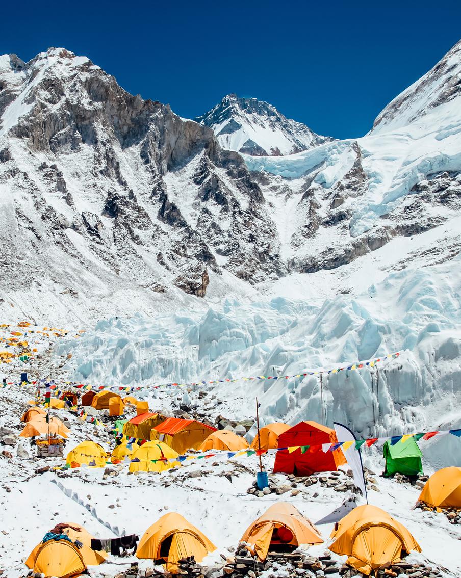 Сезон восхождений на Эверест под угрозой: ледопад перекрыл путь на вершину