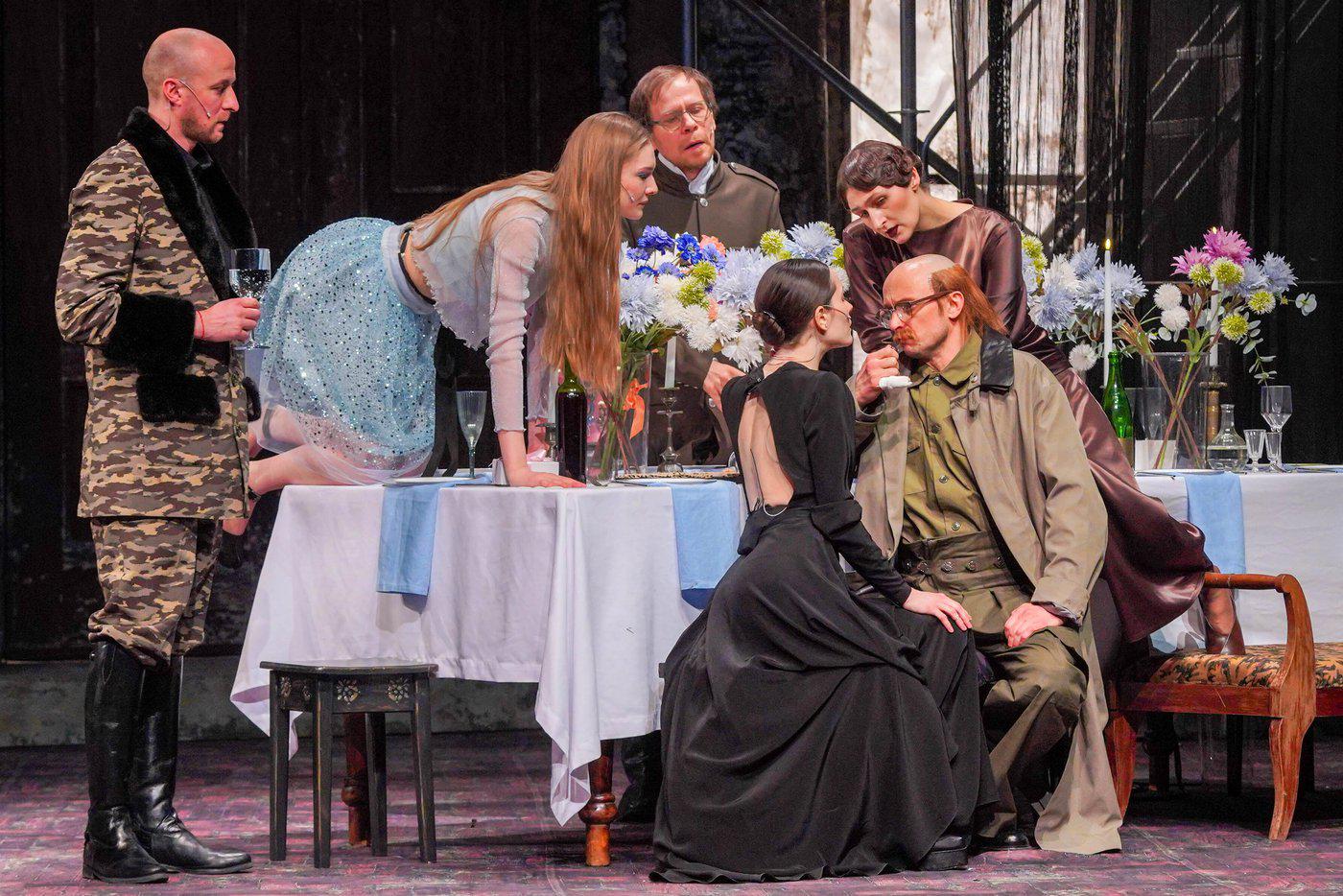 Солёный (Антон Ануров), Ирина (Ксения Галибина), барон Тузенбах (Олег Соколов) и Ольга (Надежда Флёрова) становятся свидетелями объяснений Маши (Дарья Авратинская) и Вершинина (Анатолий Григорьев).