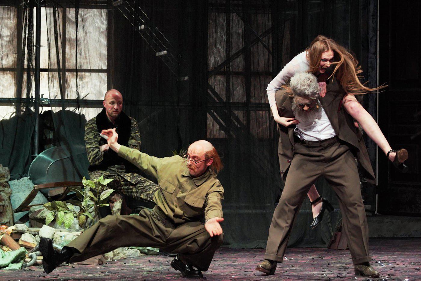 Солёный (Антон Ануров), пляшущий в присядку Вершинин (Анатолий Григорьев) и запрыгнувшая на Чебутыкина (Филипп Котов) Ирина (Ксения Галибина).   