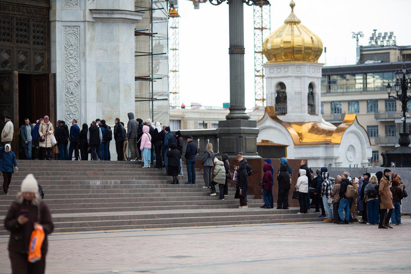 Очередь к иконам, переданным Третьяковской галереей в Храм Христа Спасителя.
