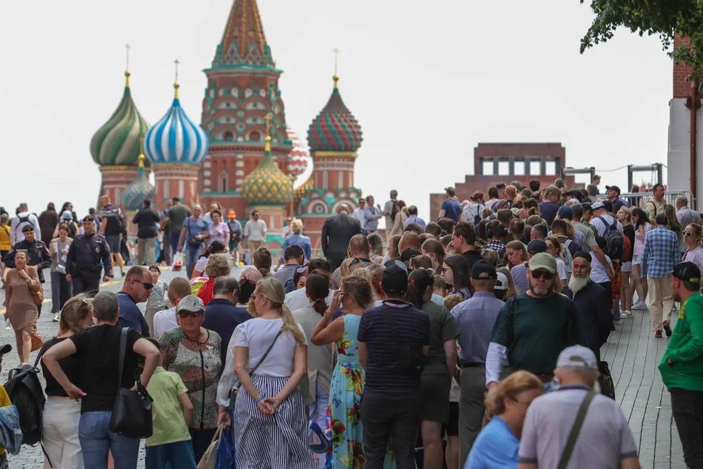 В очереди стоят желающие проверить вождя перед закрытием Мавзолея на реставрацию.