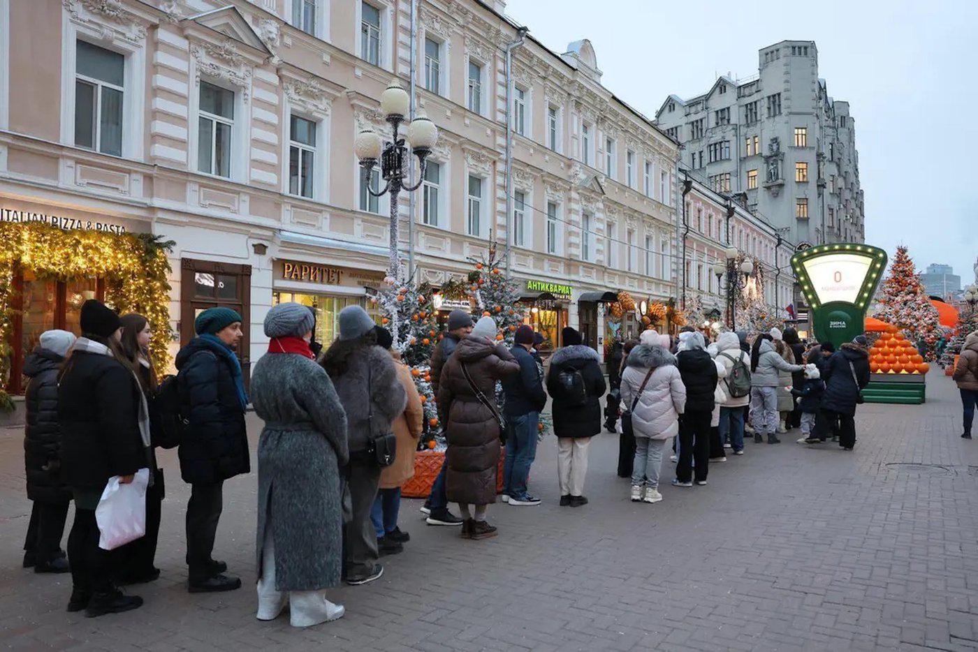 Очередь к весам не уменьшалась даже по утрам в рабочие дни.