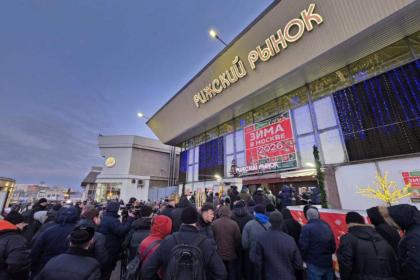 В преддверии 8 Марта на Рижском рынке начинаются цветочные схватки.