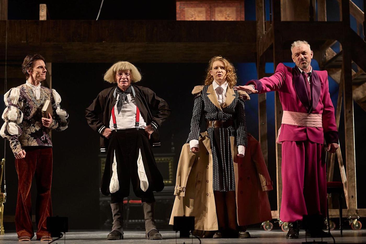 Любовный многоугольник осложнён темой отцов и детей.