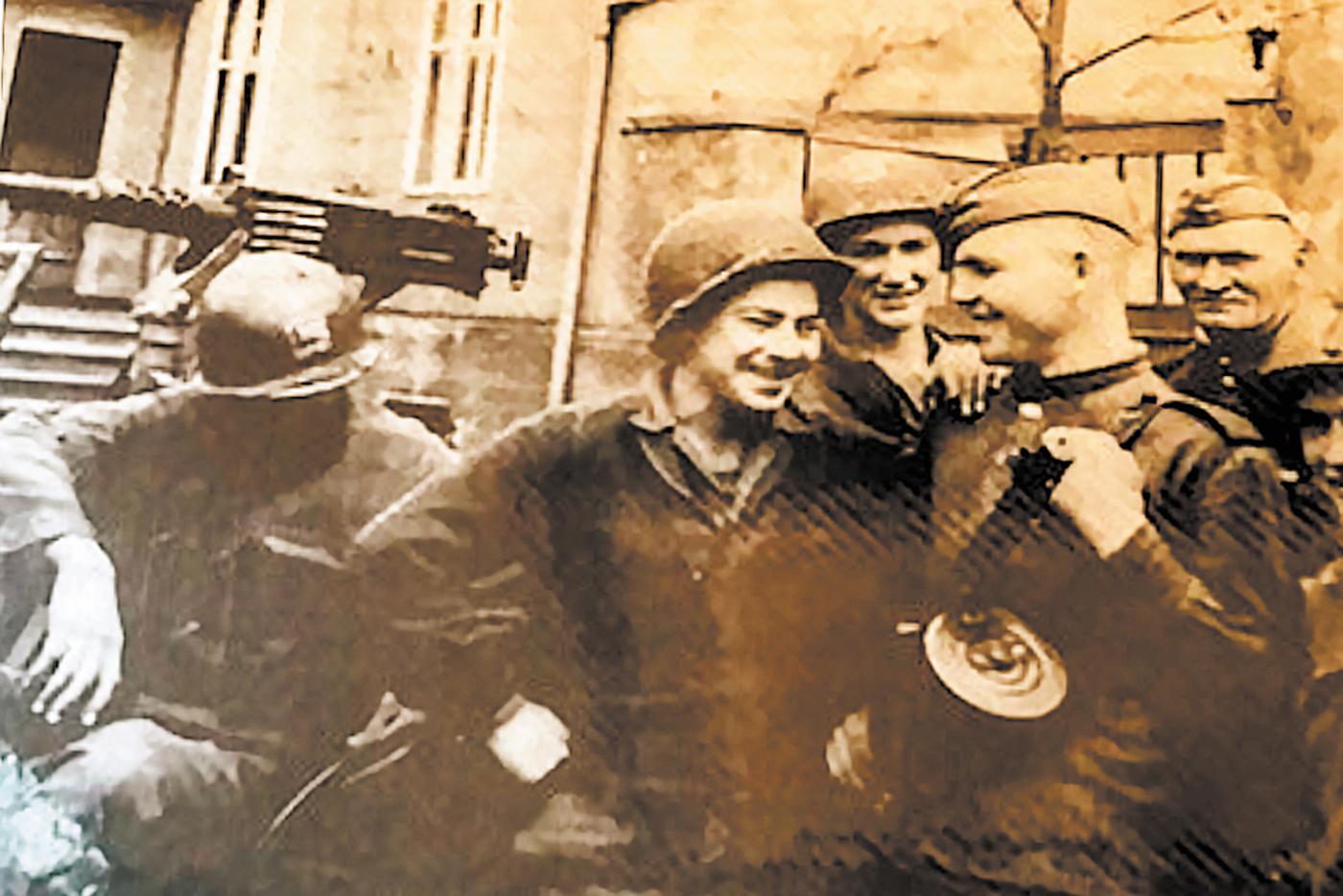 Джозеф Половски (слева) вместе с бойцами Красной армии. 