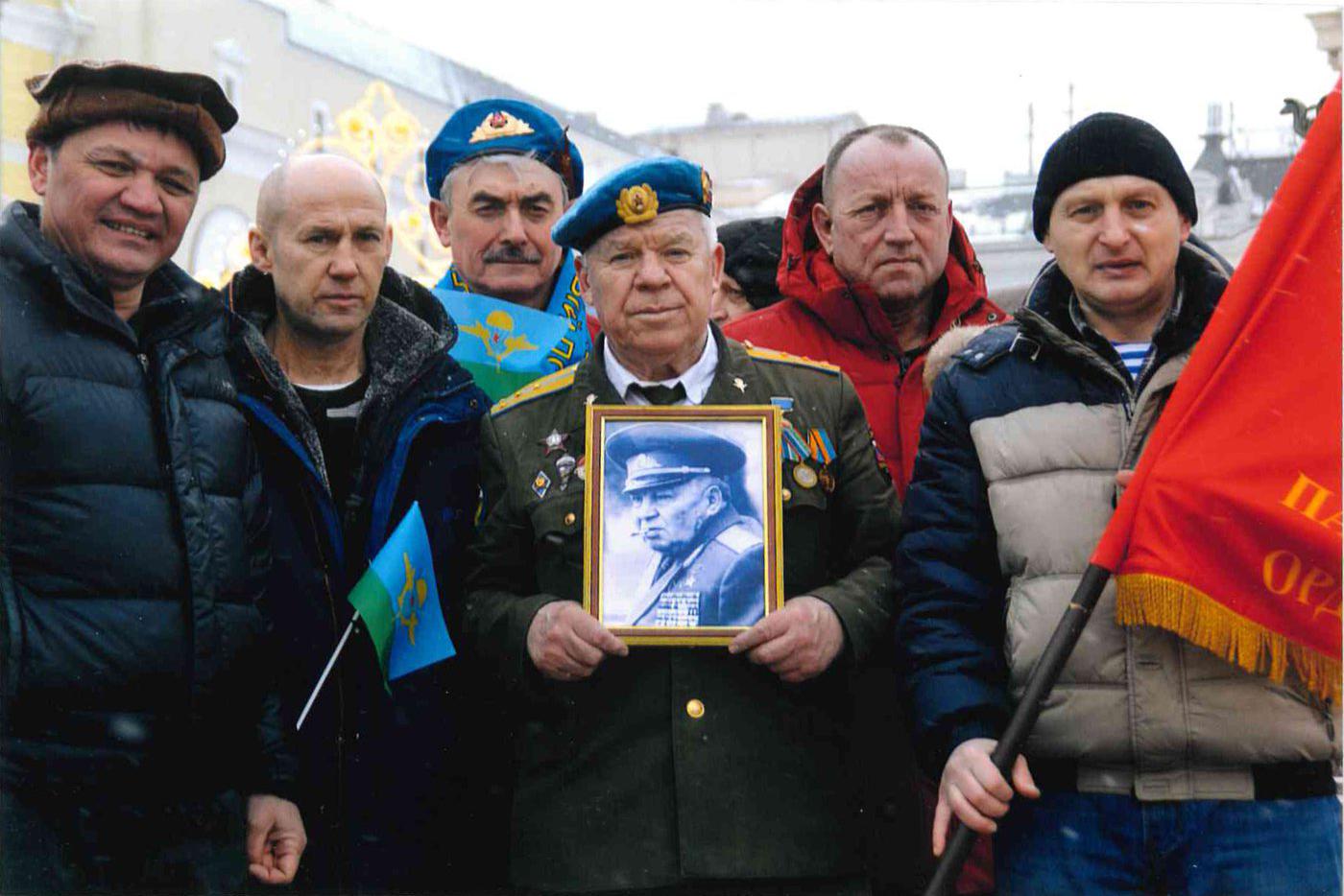 Владимир Николаевич (в центре с портретом основателя войск ВДВ Василия Маргелова) и его однополчане. 