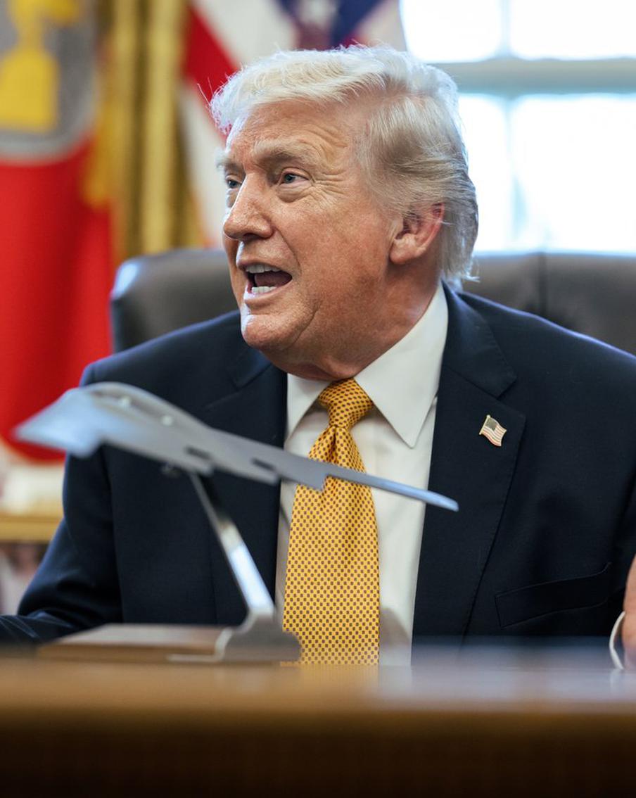 Трамп выразил недовольство предложением Ирана по завершению войны. Президент США Дональд Трамп высказал недовольство предложением Ирана по урегулированию конфликта на Ближнем Востоке, так как оно не решает проблему иранской ядерной программы. Об этом сообщило агентство Reuters со ссылкой на американского чиновника