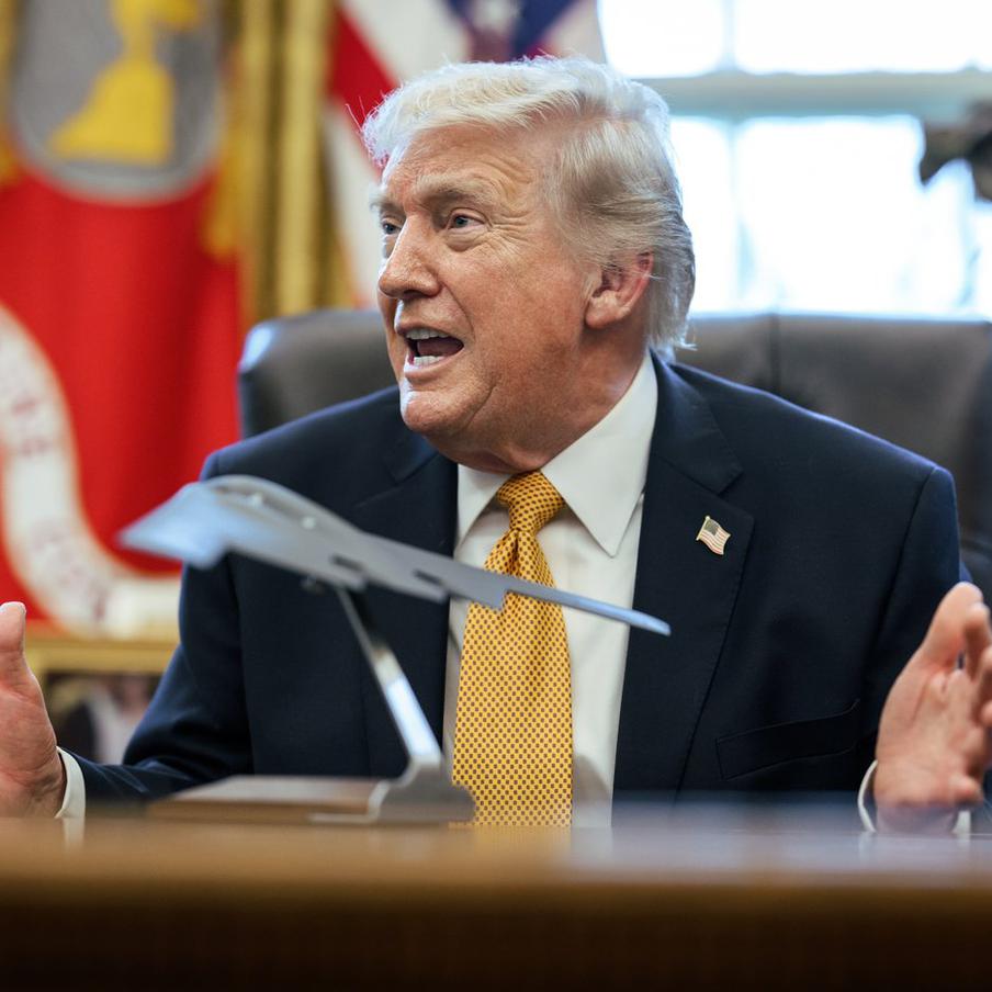 Трамп выразил недовольство предложением Ирана по завершению войны. Президент США Дональд Трамп высказал недовольство предложением Ирана по урегулированию конфликта на Ближнем Востоке, так как оно не решает проблему иранской ядерной программы. Об этом сообщило агентство Reuters со ссылкой на американского чиновника