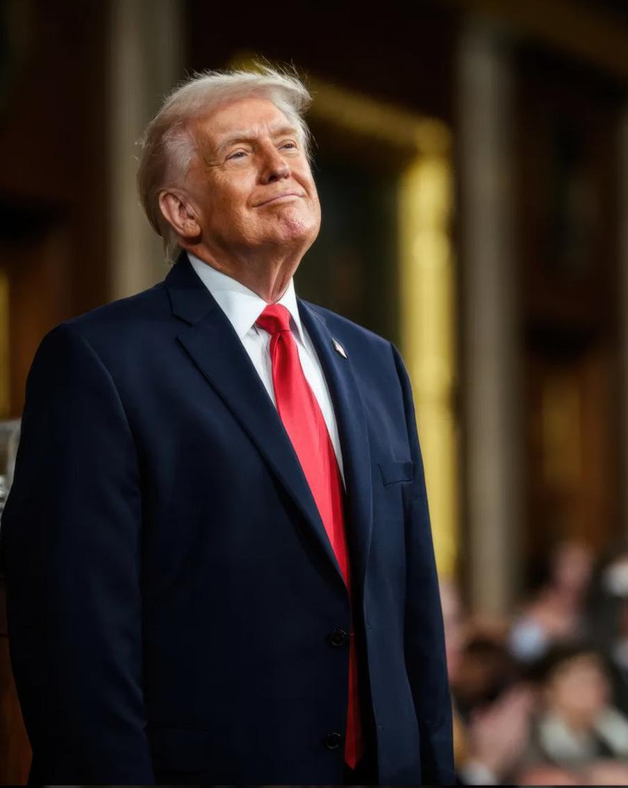 Трамп нарушил королевский протокол, похлопав по плечу Карла III. 27 апреля британская газета Daily Mail сообщила, что президент США Дональд Трамп нарушил королевский протокол, похлопав по плечу короля Великобритании Карла III во время приветствия по случаю его прибытия в Вашингтон