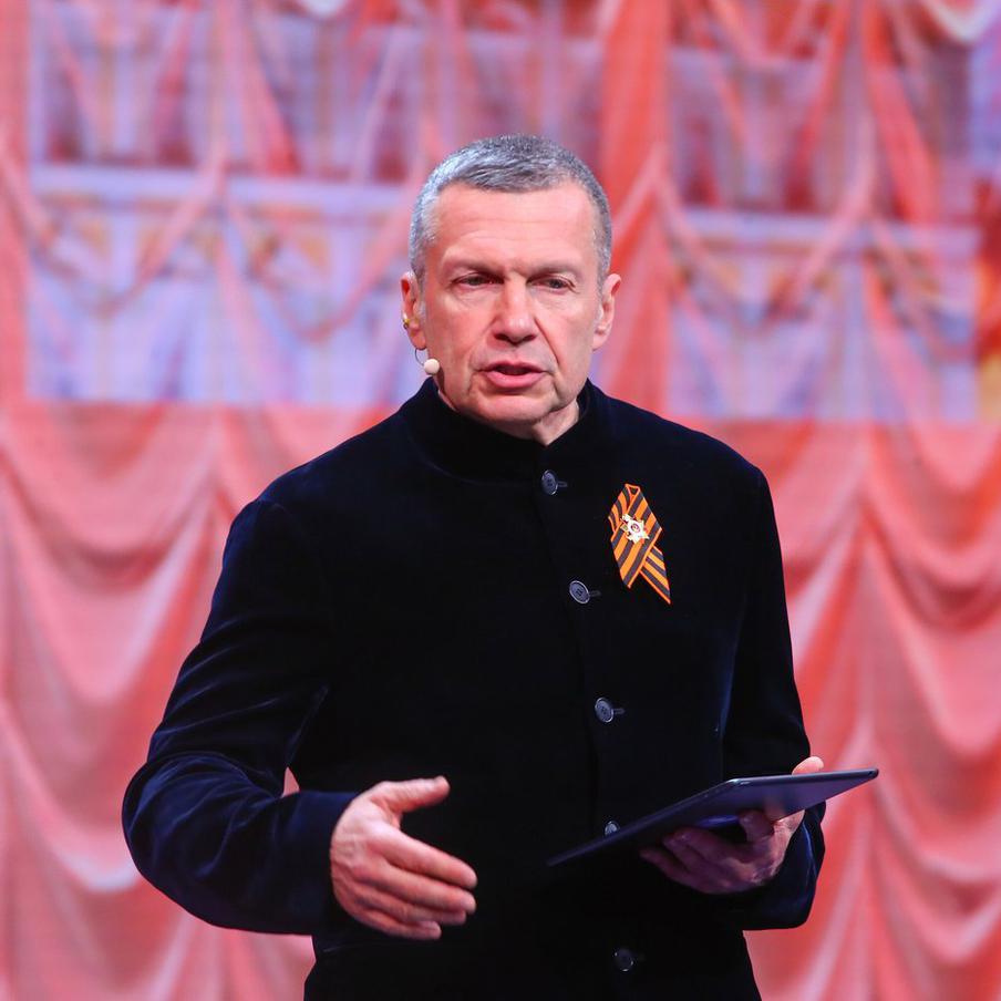 Владимир Соловьёв извинился перед Викторией Боней. Телеведущий Владимир Соловьёв принёс извинения блогеру Виктории Боне за свои ранее сделанные высказывания в её адрес. В программе "Соловьёв.Live" он отметил, что не стоит считать его одним из "главных мизогинов" страны, и указал на то, что в его эфирах принимает участие значительное количество женщин