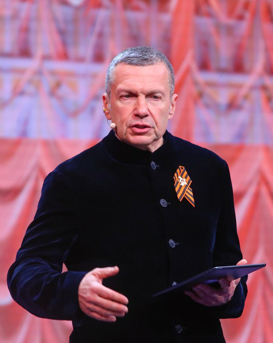 Владимир Соловьёв извинился перед Викторией Боней. Телеведущий Владимир Соловьёв принёс извинения блогеру Виктории Боне за свои ранее сделанные высказывания в её адрес. В программе "Соловьёв.Live" он отметил, что не стоит считать его одним из "главных мизогинов" страны, и указал на то, что в его эфирах принимает участие значительное количество женщин