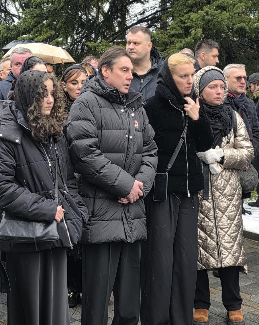 Родные и близкие прощаются с Алексеем Пимановым на Троекуровском кладбище столицы.