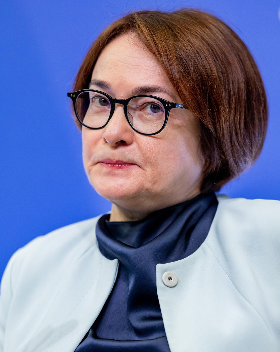 Набиуллина описала мотивы ЦБ фразой "унести пунш в разгар вечеринки". Глава Банка России Эльвира Набиуллина заявила, что при принятии решений о ключевой ставке регулятор стремился предотвратить перегрев экономики. При этом текущие показатели не связаны с намеренным замедлением экономического роста