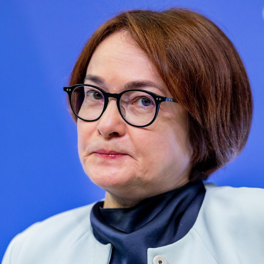 Набиуллина описала мотивы ЦБ фразой "унести пунш в разгар вечеринки". Глава Банка России Эльвира Набиуллина заявила, что при принятии решений о ключевой ставке регулятор стремился предотвратить перегрев экономики. При этом текущие показатели не связаны с намеренным замедлением экономического роста