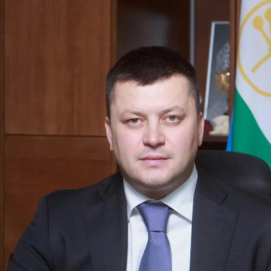 Силовики задержали мэра Уфы. Как сообщает издание "Ъ-Уфа", мэр Уфы Ратмир Мавлиев был задержан для допроса. Эту информацию подтвердил источник в правоохранительных органах, слова которого приводит РБК