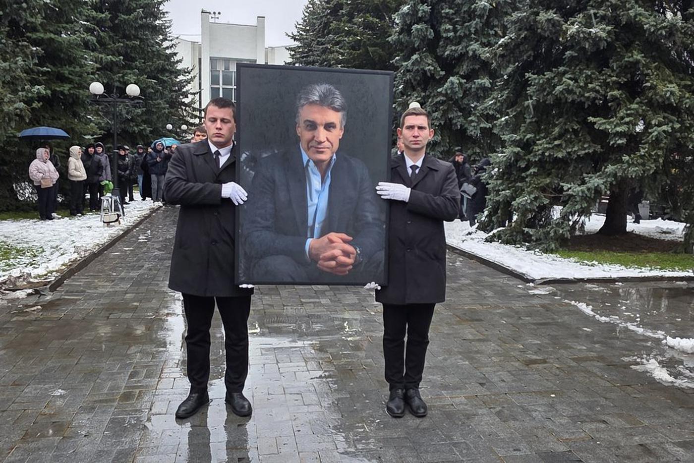 "Я сильный, но не в этот день": сын объяснил случившееся на похоронах Пиманова