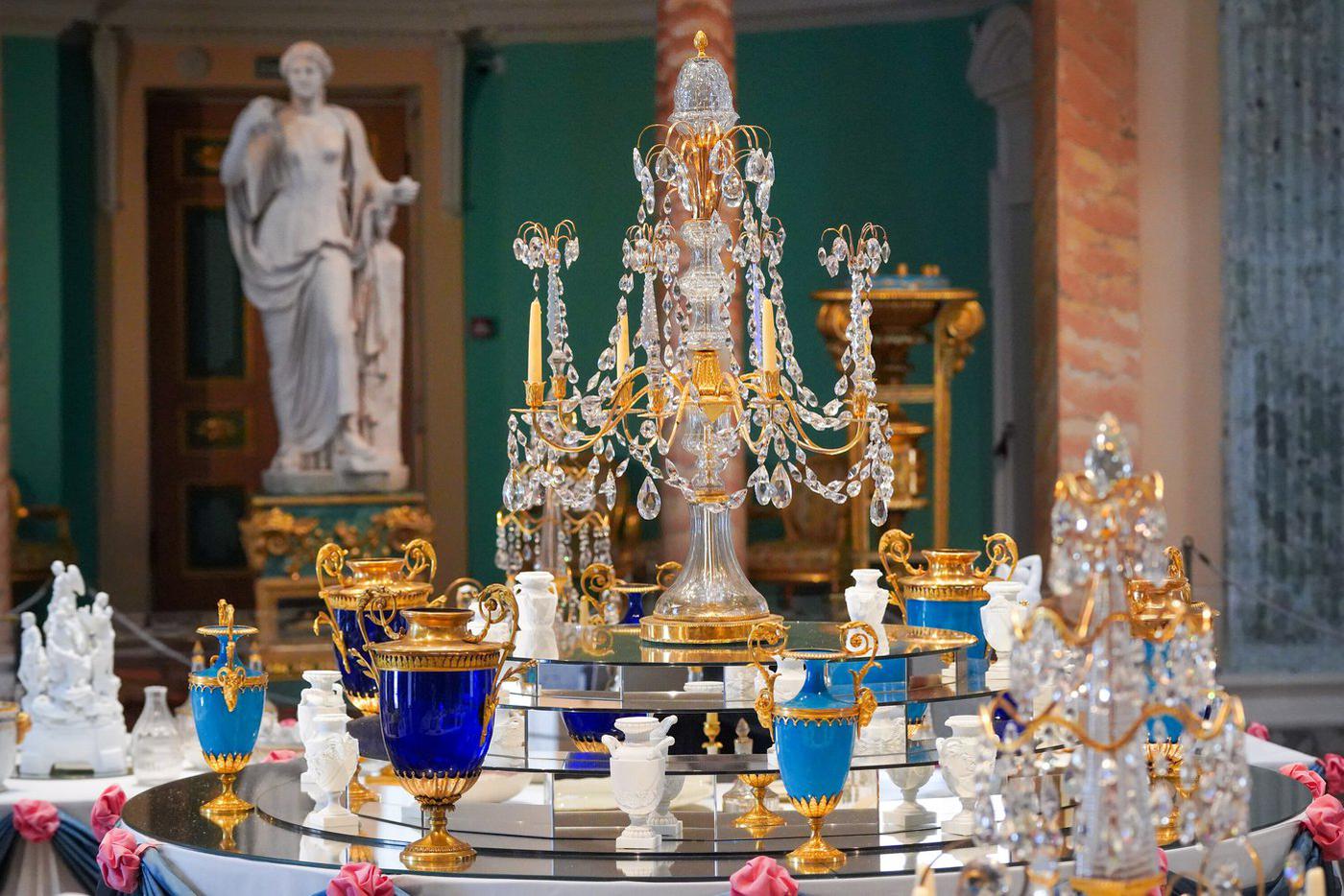 Любимые тарелки и паркет графа Шереметева: в усадьбе Останкино открыли первый летний сезон