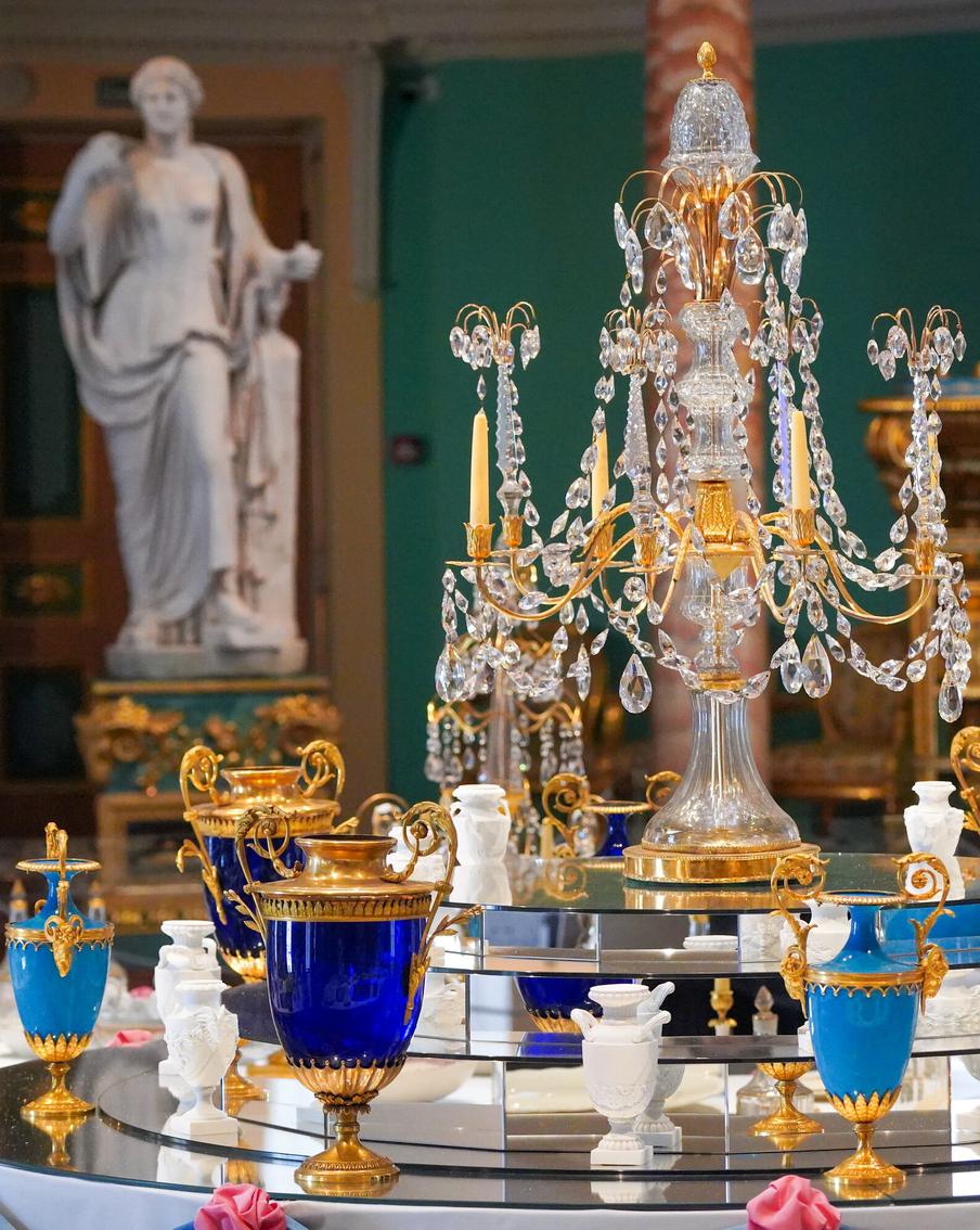 Любимые тарелки и паркет графа Шереметева: в усадьбе Останкино открыли первый летний сезон