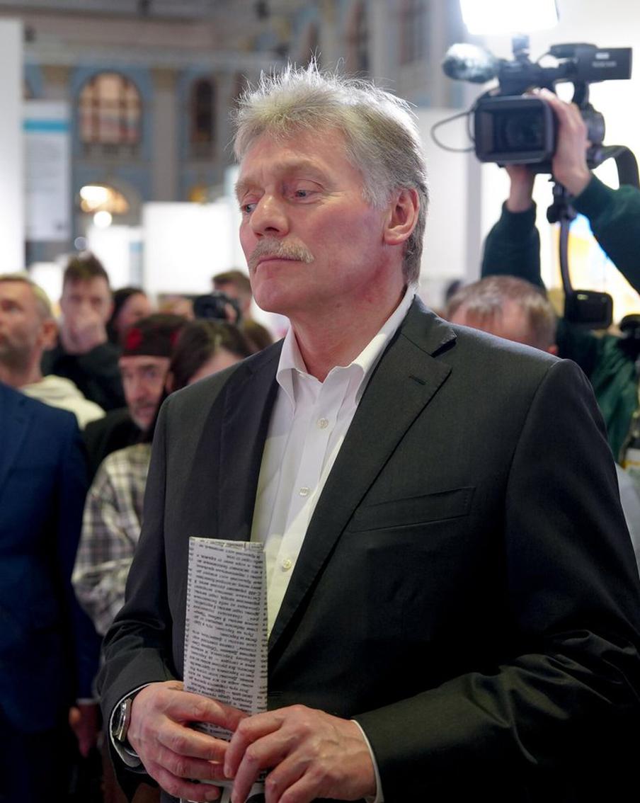 Песков: Кремль не будет публично говорить о местах поражения после ударов ВСУ. Как сообщает РИА "Новости", пресс-секретарь президента России Дмитрий Песков заявил, что Кремль не будет публиковать информацию о местах, пострадавших от ударов вооружённых сил Украины, так как эта информация является закрытой