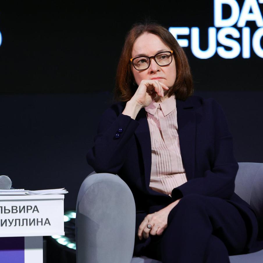 Набиуллина указала на рекордный дефицит рабочей силы в России. Выступая на "Альфа-саммите", глава Банка России Эльвира Набиуллина сообщила о беспрецедентном дефиците рабочей силы в стране. Она подчеркнула, что эта ситуация оказывает значительное влияние на общее состояние экономики