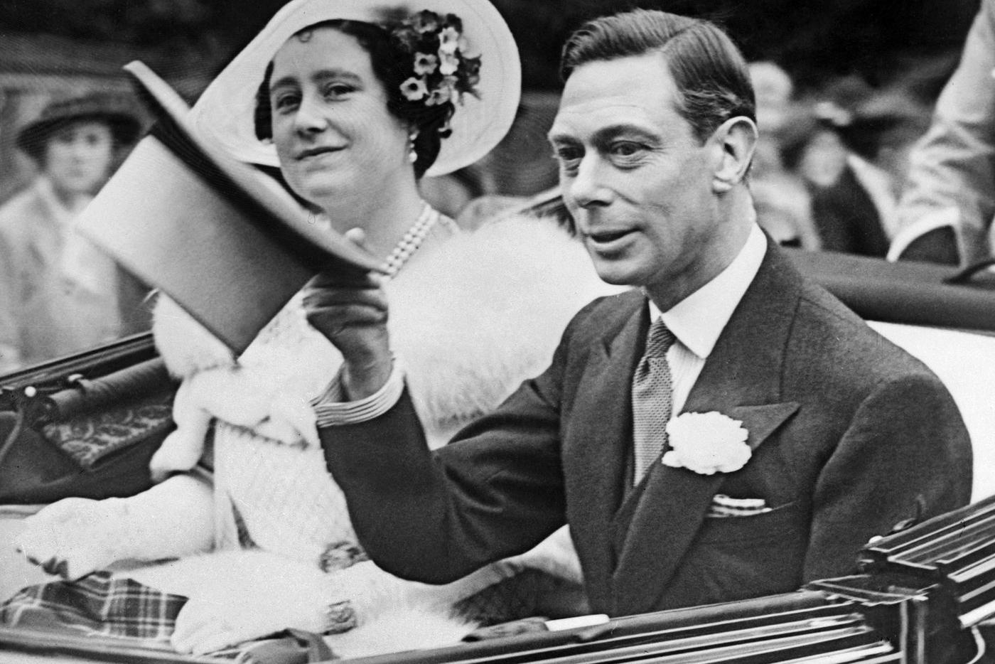 Королева Елизавета улыбается, когда Георг VI, король Соединённого Королевства, приветствует толпу.