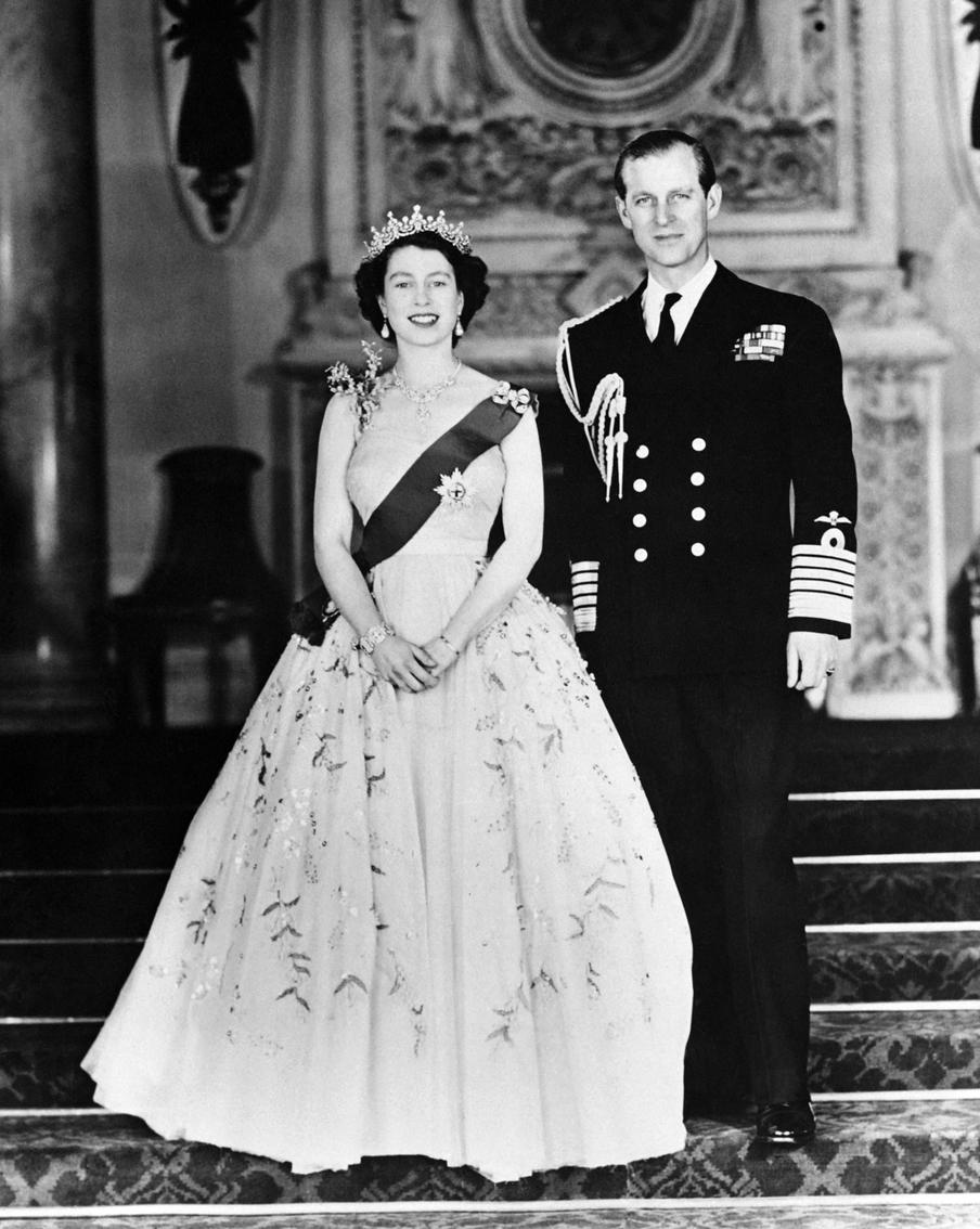 Королева Елизавета II и принц Филипп, герцог Эдинбургский, позируют перед поездкой.