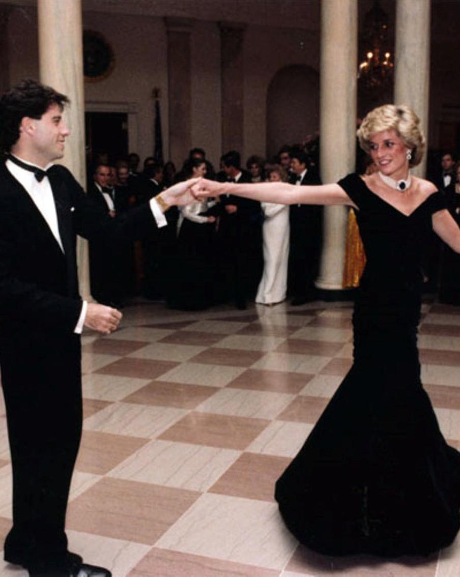 Просили за Гитлера, хватались за булки: чем закончились визиты британских монархов в США